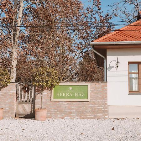 Herba-Haz Bed & Breakfast Danszentmiklos Dış mekan fotoğraf