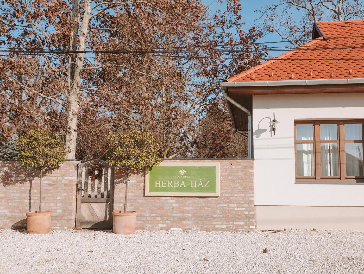 Herba-Haz Bed & Breakfast Danszentmiklos Dış mekan fotoğraf